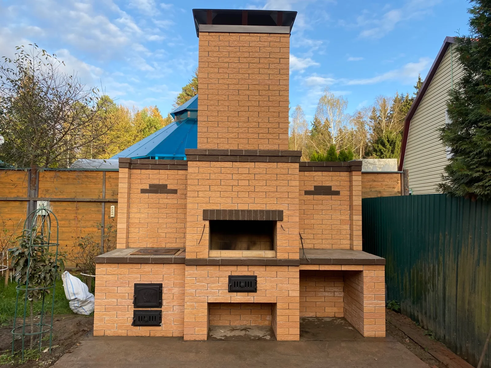 Уличный барбекю-комплекс с мангалом и варочной плитой