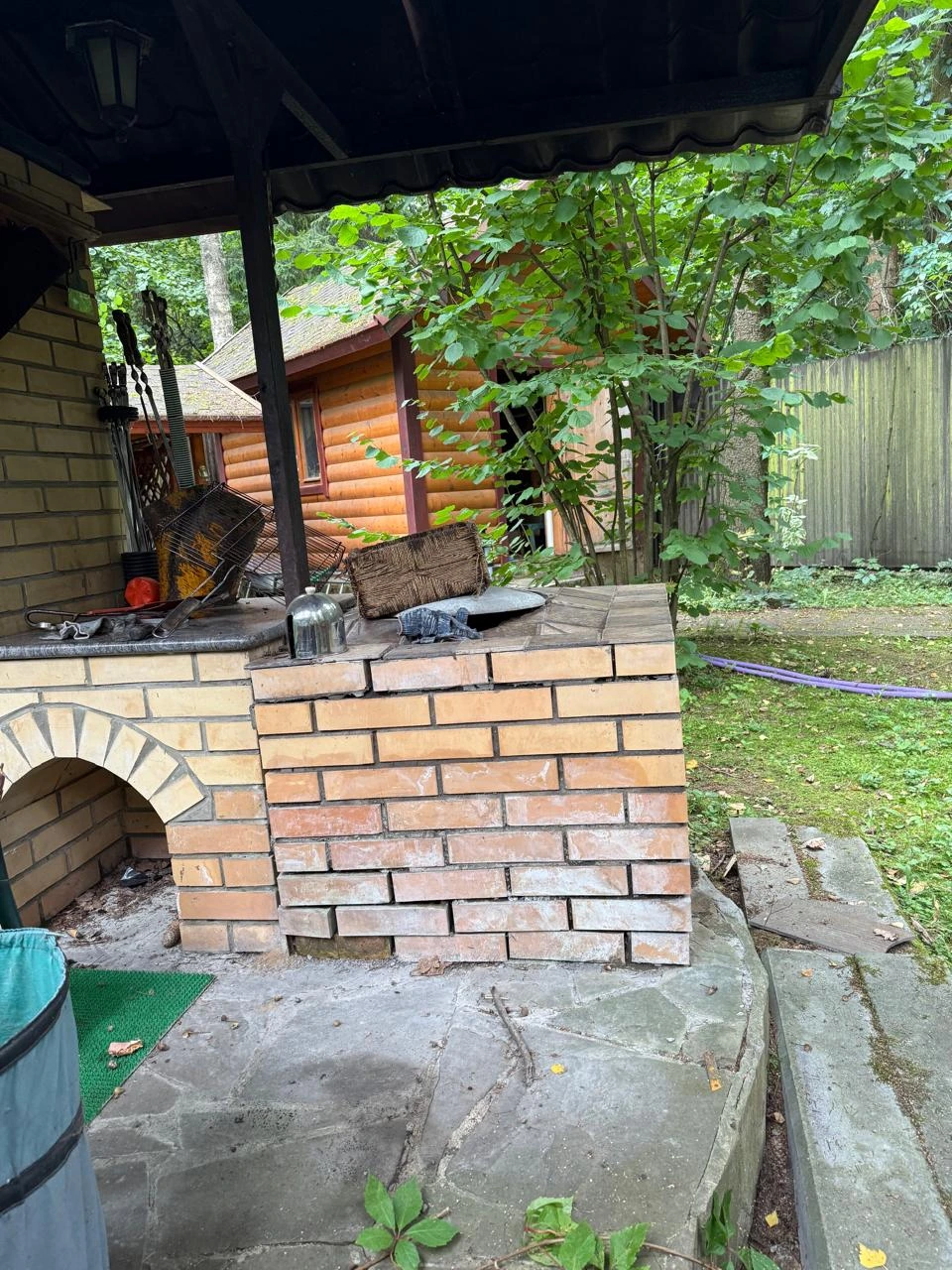 Старая неработающая кирпичная печь под казан в барбекю-комплексе до переделки — ГОРН