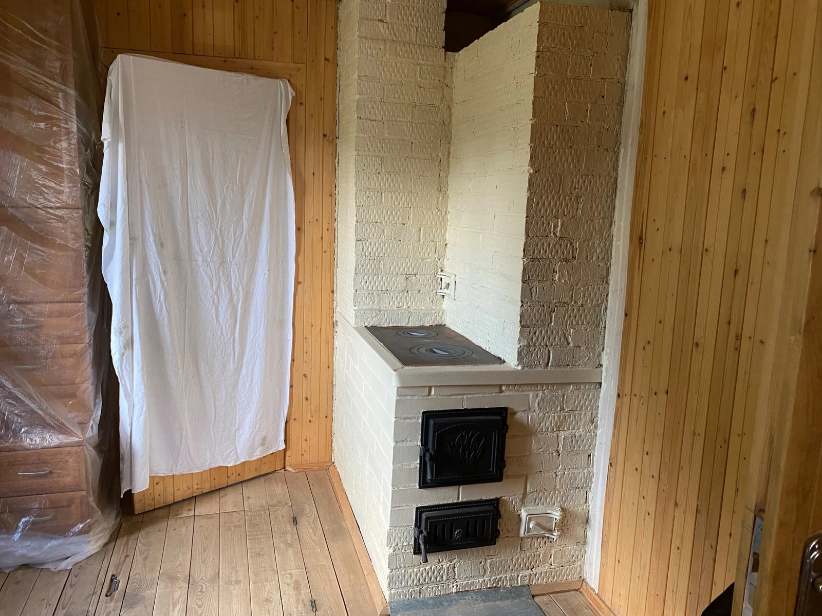 Кирпичная отопительно-варочная печь после замены дверец, варочной плиты, ремонта кладки и окраски — ГОРН